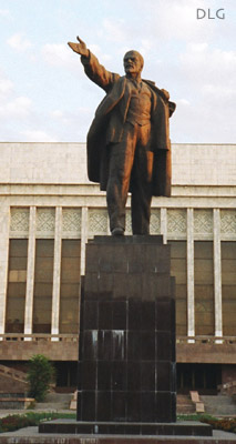 lenin statue