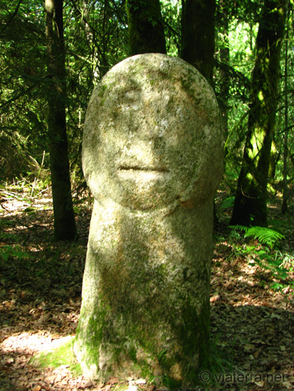 babouin menhir sculpté trédion