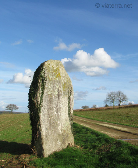 menhir kertuhet lann douar saint jean brevelay