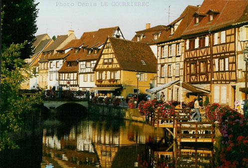 Riquewihr houses river