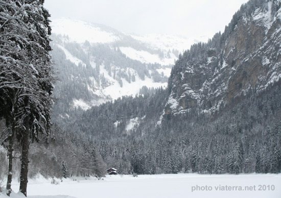 lac de montriond hiver