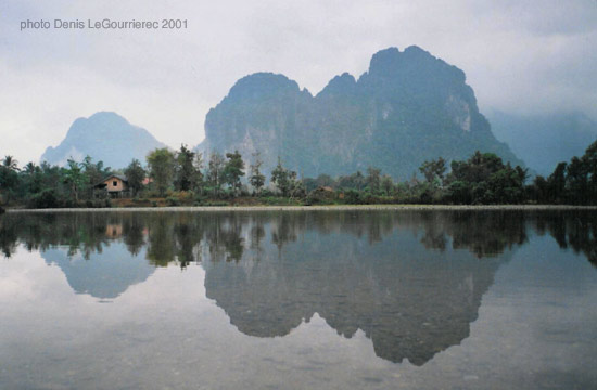 van vieng mountains reflexions